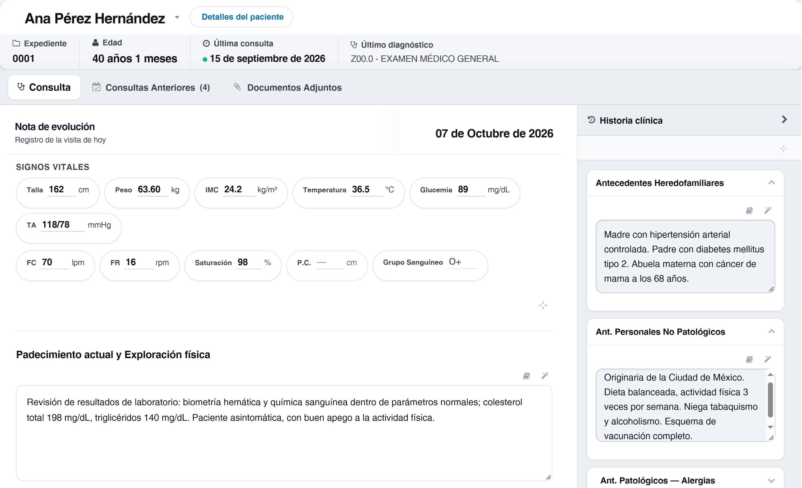Expediente clínico electrónico de Mi-Consultorio con una consulta llena: signos vitales, padecimiento actual y exploración física, antecedentes heredofamiliares y personales (paciente de demostración)